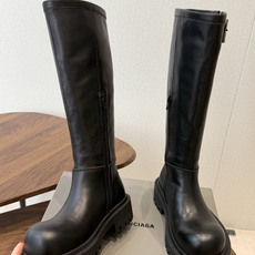 BALENCIAGA 巴黎世家 26ss 秋冬新款马丁靴 看着硬朗 但上脚舒适 个性帅气的的同时 不失舒适感 擦色做 BALENCIAGA 巴黎世家 26ss 秋冬新款马丁靴 看着硬朗 但上脚舒适 个性帅气的的同时 不失舒适感 擦色做