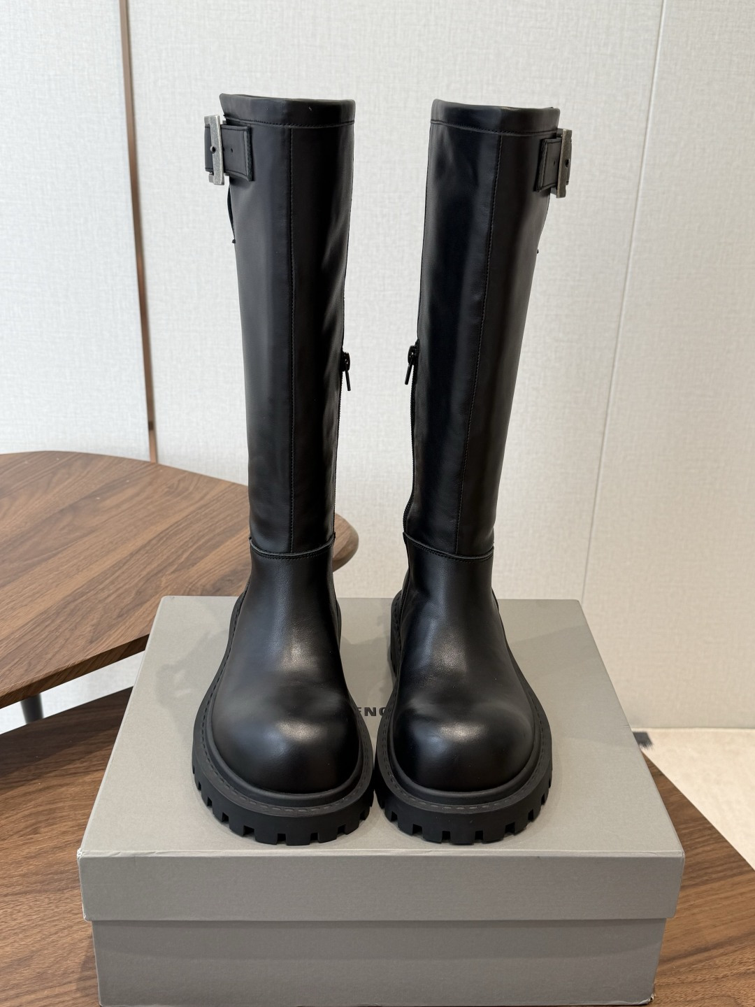 BALENCIAGA 巴黎世家 26ss 秋冬新款马丁靴 看着硬朗 但上脚舒适 个性帅气的的同时 不失舒适感   擦色做