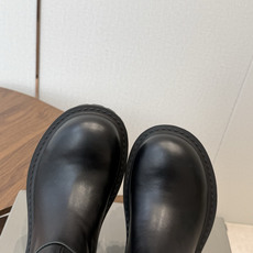 BALENCIAGA 巴黎世家 26ss 秋冬新款马丁靴 看着硬朗 但上脚舒适 个性帅气的的同时 不失舒适感 擦色做 BALENCIAGA 巴黎世家 26ss 秋冬新款马丁靴 看着硬朗 但上脚舒适 个性帅气的的同时 不失舒适感 擦色做
