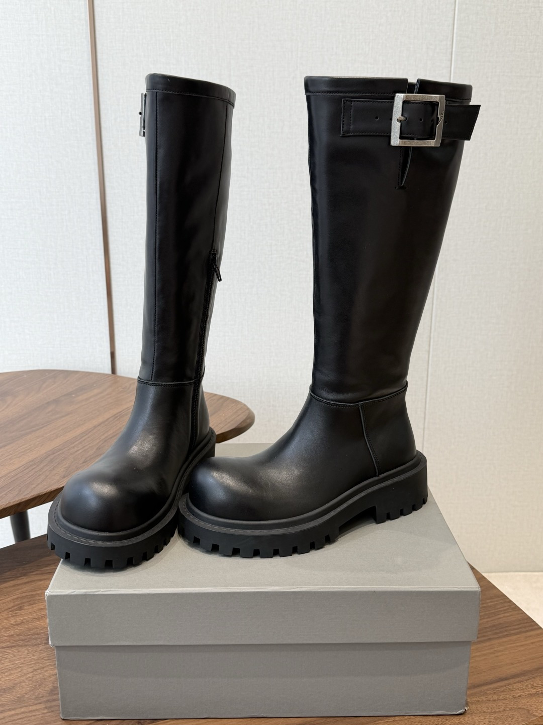 BALENCIAGA 巴黎世家 26ss 秋冬新款马丁靴 看着硬朗 但上脚舒适 个性帅气的的同时 不失舒适感 擦色做 BALENCIAGA 巴黎世家 26ss 秋冬新款马丁靴 看着硬朗 但上脚舒适 个性帅气的的同时 不失舒适感 擦色做