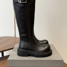BALENCIAGA 巴黎世家 26ss 秋冬新款马丁靴 看着硬朗 但上脚舒适 个性帅气的的同时 不失舒适感 擦色做 BALENCIAGA 巴黎世家 26ss 秋冬新款马丁靴 看着硬朗 但上脚舒适 个性帅气的的同时 不失舒适感 擦色做