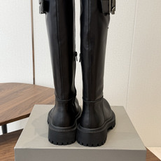BALENCIAGA 巴黎世家 26ss 秋冬新款马丁靴 看着硬朗 但上脚舒适 个性帅气的的同时 不失舒适感 擦色做 BALENCIAGA 巴黎世家 26ss 秋冬新款马丁靴 看着硬朗 但上脚舒适 个性帅气的的同时 不失舒适感 擦色做