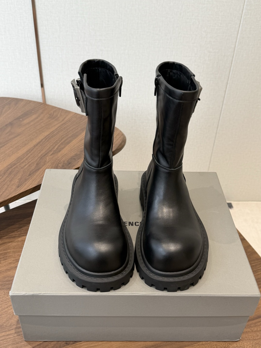 BALENCIAGA 巴黎世家 26ss 秋冬新款马丁靴 看着硬朗 但上脚舒适 个性帅气的的同时 不失舒适感 擦色做 BALENCIAGA 巴黎世家 26ss 秋冬新款马丁靴 看着硬朗 但上脚舒适 个性帅气的的同时 不失舒适感 擦色做
