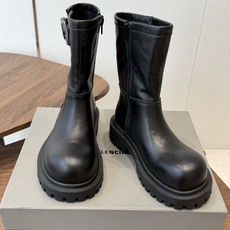 BALENCIAGA 巴黎世家 26ss 秋冬新款马丁靴 看着硬朗 但上脚舒适 个性帅气的的同时 不失舒适感 擦色做 BALENCIAGA 巴黎世家 26ss 秋冬新款马丁靴 看着硬朗 但上脚舒适 个性帅气的的同时 不失舒适感 擦色做