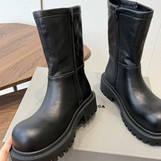 BALENCIAGA 巴黎世家 26ss 秋冬新款马丁靴 看着硬朗 但上脚舒适 个性帅气的的同时 不失舒适感 擦色做 BALENCIAGA 巴黎世家 26ss 秋冬新款马丁靴 看着硬朗 但上脚舒适 个性帅气的的同时 不失舒适感 擦色做