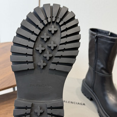 BALENCIAGA 巴黎世家 26ss 秋冬新款马丁靴 看着硬朗 但上脚舒适 个性帅气的的同时 不失舒适感 擦色做 BALENCIAGA 巴黎世家 26ss 秋冬新款马丁靴 看着硬朗 但上脚舒适 个性帅气的的同时 不失舒适感 擦色做