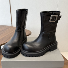 BALENCIAGA 巴黎世家 26ss 秋冬新款马丁靴 看着硬朗 但上脚舒适 个性帅气的的同时 不失舒适感 擦色做 BALENCIAGA 巴黎世家 26ss 秋冬新款马丁靴 看着硬朗 但上脚舒适 个性帅气的的同时 不失舒适感 擦色做