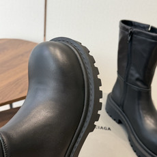 BALENCIAGA 巴黎世家 26ss 秋冬新款马丁靴 看着硬朗 但上脚舒适 个性帅气的的同时 不失舒适感 擦色做 BALENCIAGA 巴黎世家 26ss 秋冬新款马丁靴 看着硬朗 但上脚舒适 个性帅气的的同时 不失舒适感 擦色做