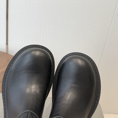 BALENCIAGA 巴黎世家 26ss 秋冬新款马丁靴 看着硬朗 但上脚舒适 个性帅气的的同时 不失舒适感 擦色做 BALENCIAGA 巴黎世家 26ss 秋冬新款马丁靴 看着硬朗 但上脚舒适 个性帅气的的同时 不失舒适感 擦色做