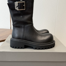 BALENCIAGA 巴黎世家 26ss 秋冬新款马丁靴 看着硬朗 但上脚舒适 个性帅气的的同时 不失舒适感 擦色做 BALENCIAGA 巴黎世家 26ss 秋冬新款马丁靴 看着硬朗 但上脚舒适 个性帅气的的同时 不失舒适感 擦色做
