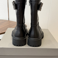 BALENCIAGA 巴黎世家 26ss 秋冬新款马丁靴 看着硬朗 但上脚舒适 个性帅气的的同时 不失舒适感 擦色做 BALENCIAGA 巴黎世家 26ss 秋冬新款马丁靴 看着硬朗 但上脚舒适 个性帅气的的同时 不失舒适感 擦色做