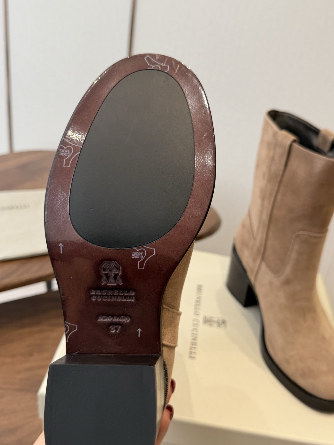 Brunello CucinelliBC26ss夏季新款粗跟气质高跟中筒靴 自带高冷疏离的清冷极简格调，利落尖头拉长脚部