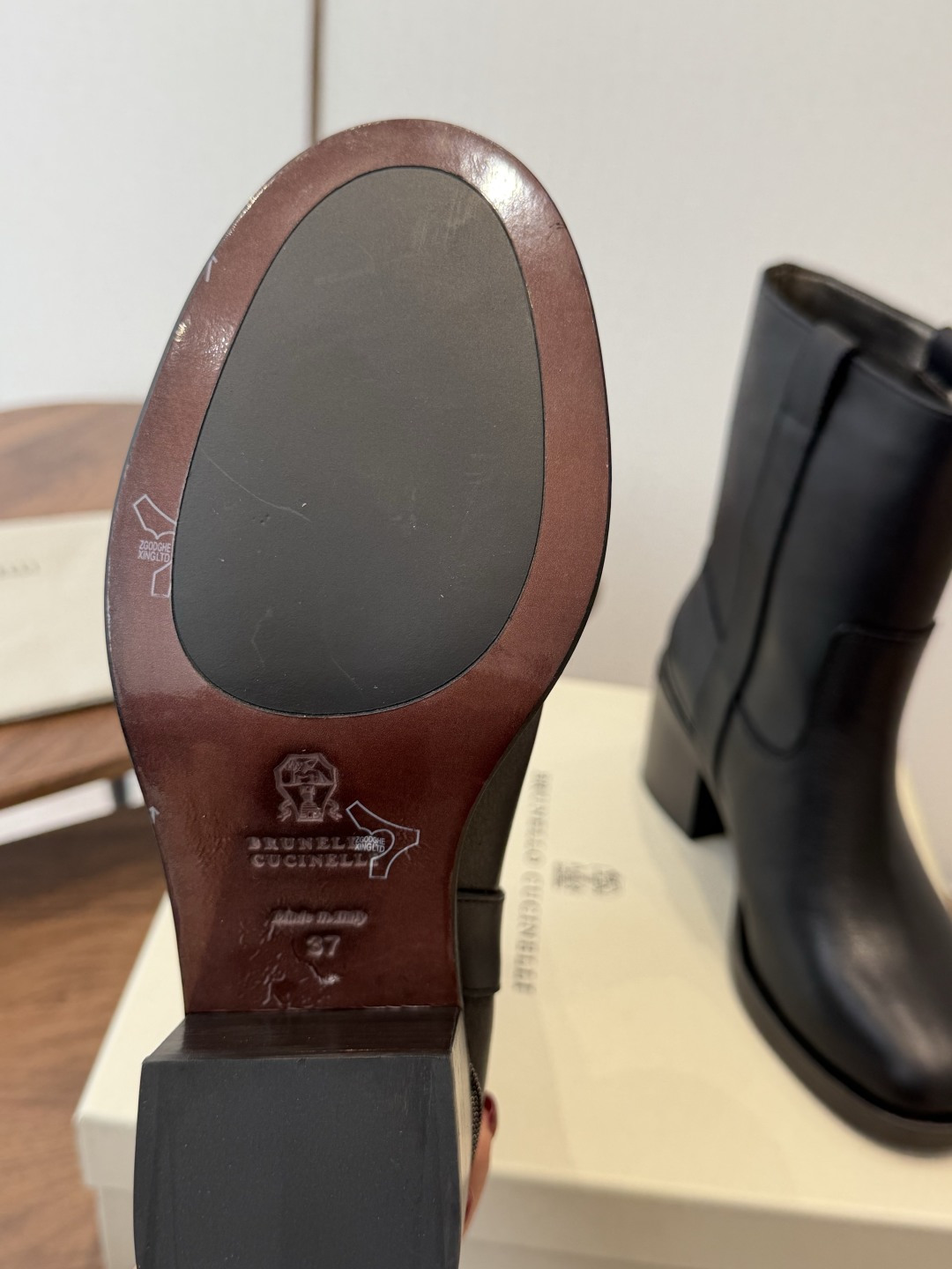 Brunello CucinelliBC26ss夏季新款粗跟气质高跟中筒靴 自带高冷疏离的清冷极简格调,利落尖头拉长脚部 Brunello CucinelliBC26ss夏季新款粗跟气质高跟中筒靴 自带高冷疏离的清冷极简格调,利落尖头拉长脚部