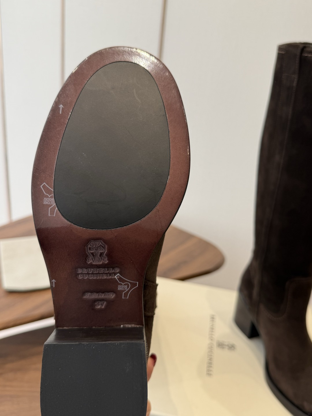 Brunello CucinelliBC26ss秋冬季新款粗跟气质高跟高筒靴 自带高冷疏离的清冷极简格调,利落尖头拉长脚 Brunello CucinelliBC26ss秋冬季新款粗跟气质高跟高筒靴 自带高冷疏离的清冷极简格调,利落尖头拉长脚
