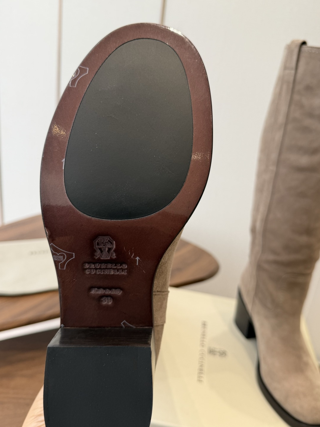 Brunello CucinelliBC26ss秋冬季新款粗跟气质高跟高筒靴 自带高冷疏离的清冷极简格调,利落尖头拉长脚 Brunello CucinelliBC26ss秋冬季新款粗跟气质高跟高筒靴 自带高冷疏离的清冷极简格调,利落尖头拉长脚
