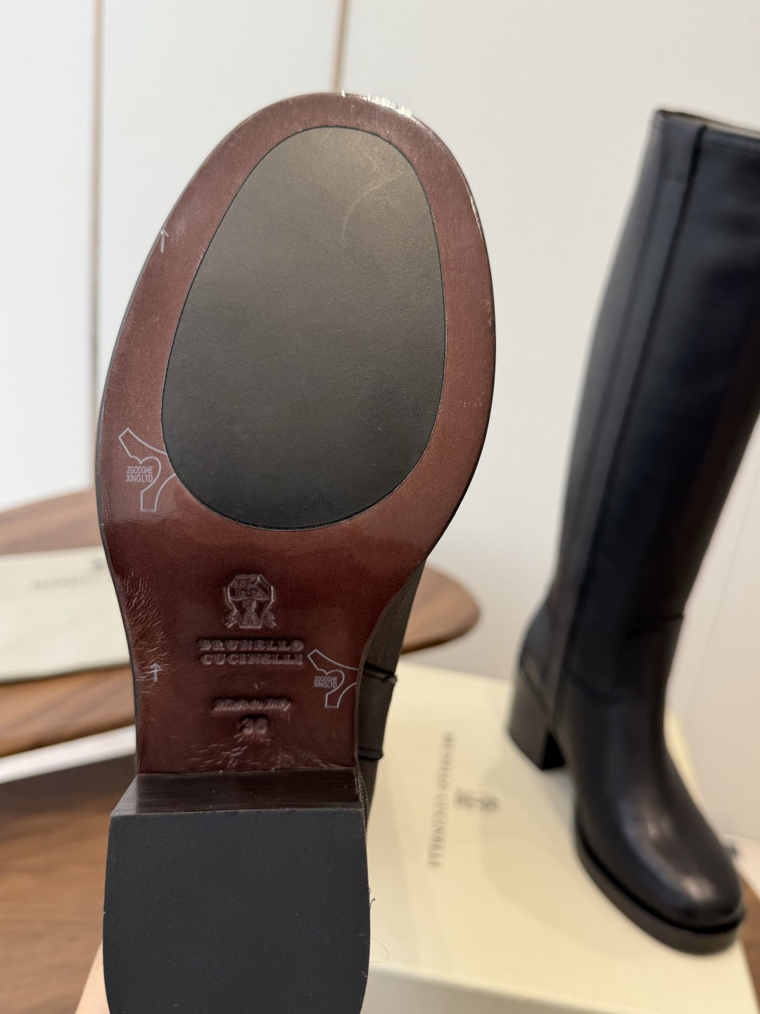 Brunello CucinelliBC26ss秋冬季新款粗跟气质高跟高筒靴 自带高冷疏离的清冷极简格调,利落尖头拉长脚 Brunello CucinelliBC26ss秋冬季新款粗跟气质高跟高筒靴 自带高冷疏离的清冷极简格调,利落尖头拉长脚