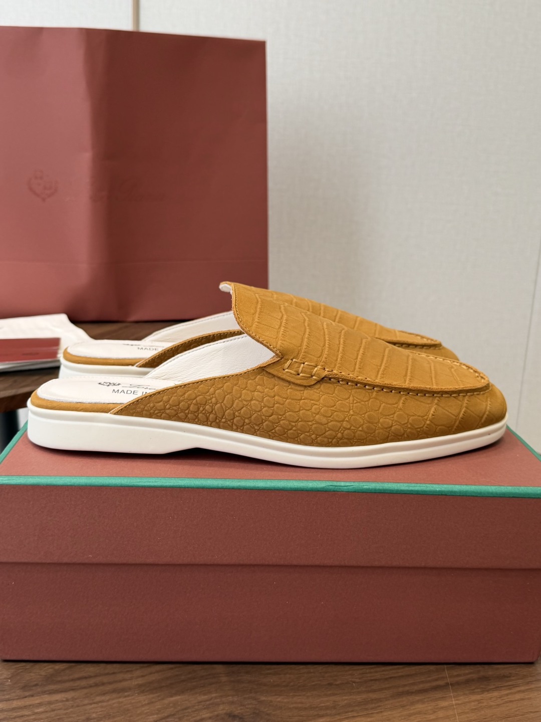 Loro Piana 秋季散步 运动 LP半拖 (莞产代工厂原厂底 )随意对比 这款休闲鞋采用Wind纤维针织而成,纯手 Loro Piana 秋季散步 运动 LP半拖 (莞产代工厂原厂底 )随意对比 这款休闲鞋采用Wind纤维针织而成,纯手