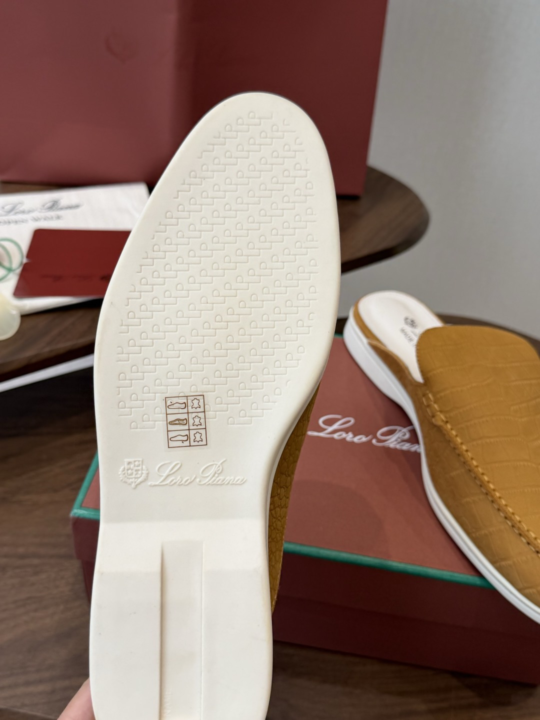 Loro Piana 秋季散步 运动 LP半拖 (莞产代工厂原厂底 )随意对比 这款休闲鞋采用Wind纤维针织而成,纯手 Loro Piana 秋季散步 运动 LP半拖 (莞产代工厂原厂底 )随意对比 这款休闲鞋采用Wind纤维针织而成,纯手