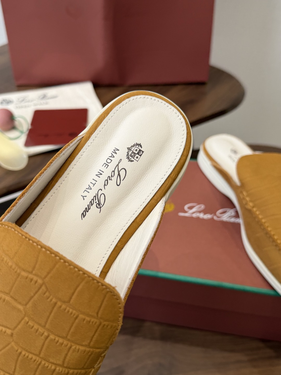 Loro Piana 秋季散步 运动 LP半拖 (莞产代工厂原厂底 )随意对比 这款休闲鞋采用Wind纤维针织而成,纯手 Loro Piana 秋季散步 运动 LP半拖 (莞产代工厂原厂底 )随意对比 这款休闲鞋采用Wind纤维针织而成,纯手