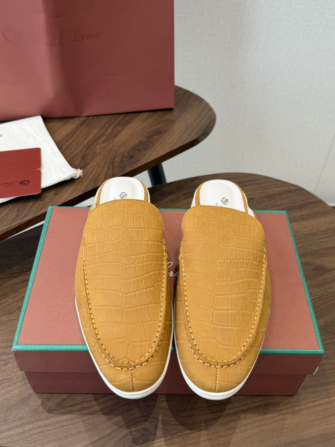 Loro Piana 秋季散步 运动 LP半拖 （莞产代工厂原厂底 ）随意对比 这款休闲鞋采用Wind纤维针织而成，纯手