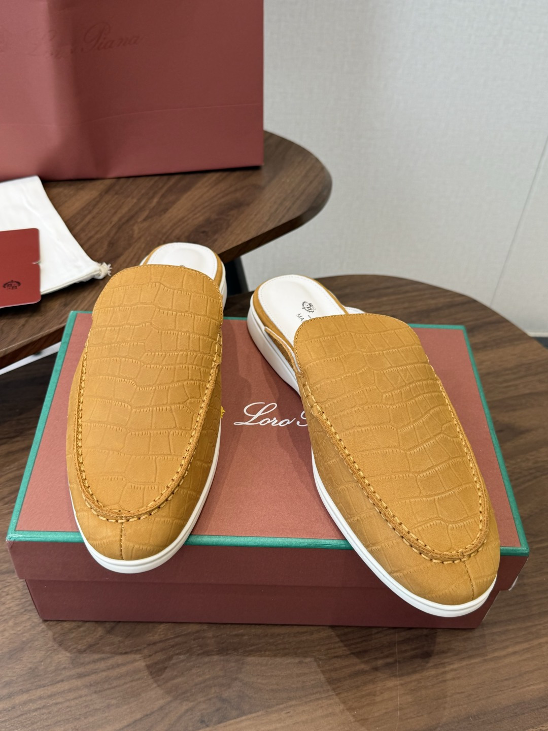 Loro Piana 秋季散步 运动 LP半拖 (莞产代工厂原厂底 )随意对比 这款休闲鞋采用Wind纤维针织而成,纯手 Loro Piana 秋季散步 运动 LP半拖 (莞产代工厂原厂底 )随意对比 这款休闲鞋采用Wind纤维针织而成,纯手