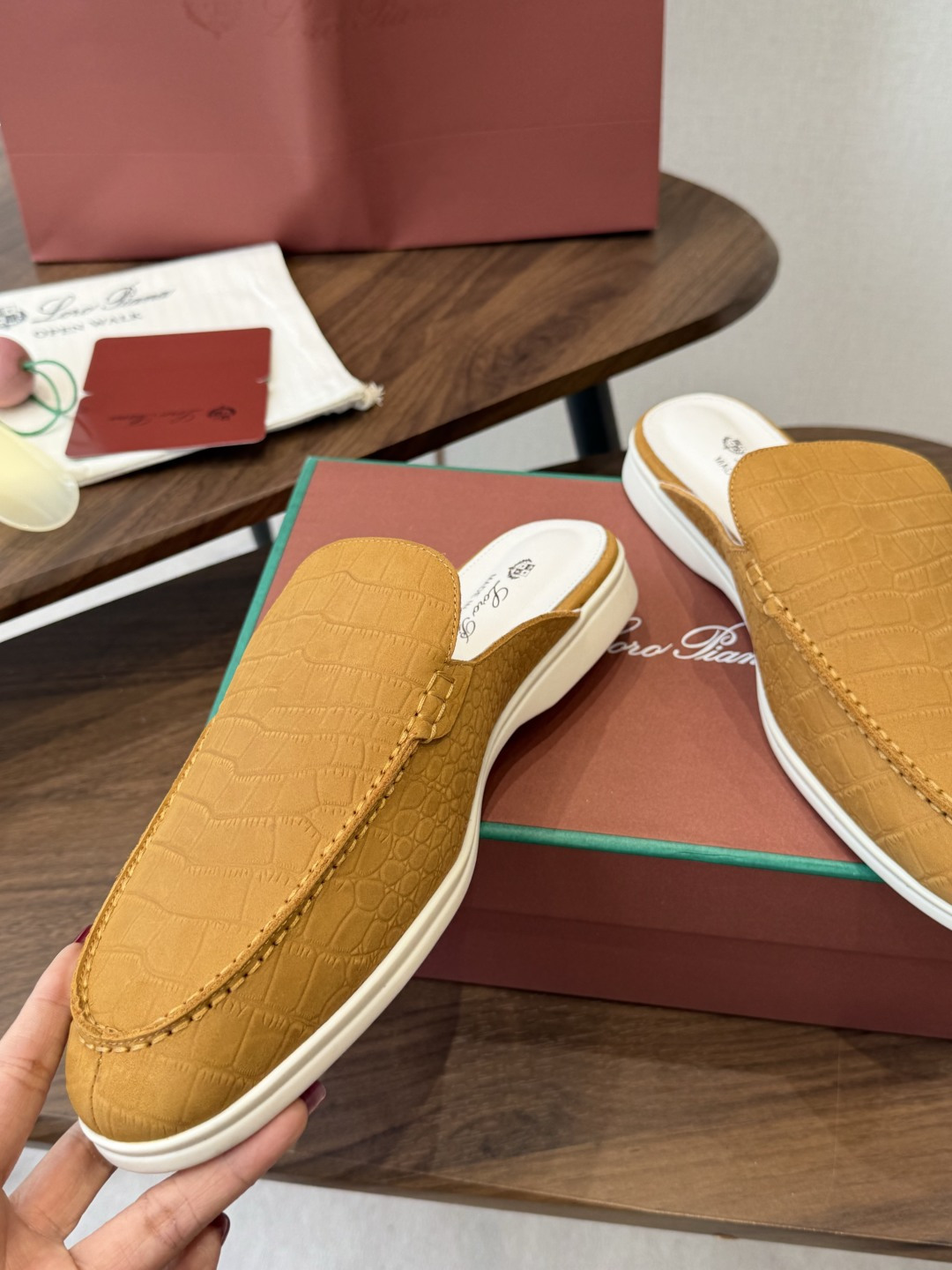 Loro Piana 秋季散步 运动 LP半拖 (莞产代工厂原厂底 )随意对比 这款休闲鞋采用Wind纤维针织而成,纯手 Loro Piana 秋季散步 运动 LP半拖 (莞产代工厂原厂底 )随意对比 这款休闲鞋采用Wind纤维针织而成,纯手