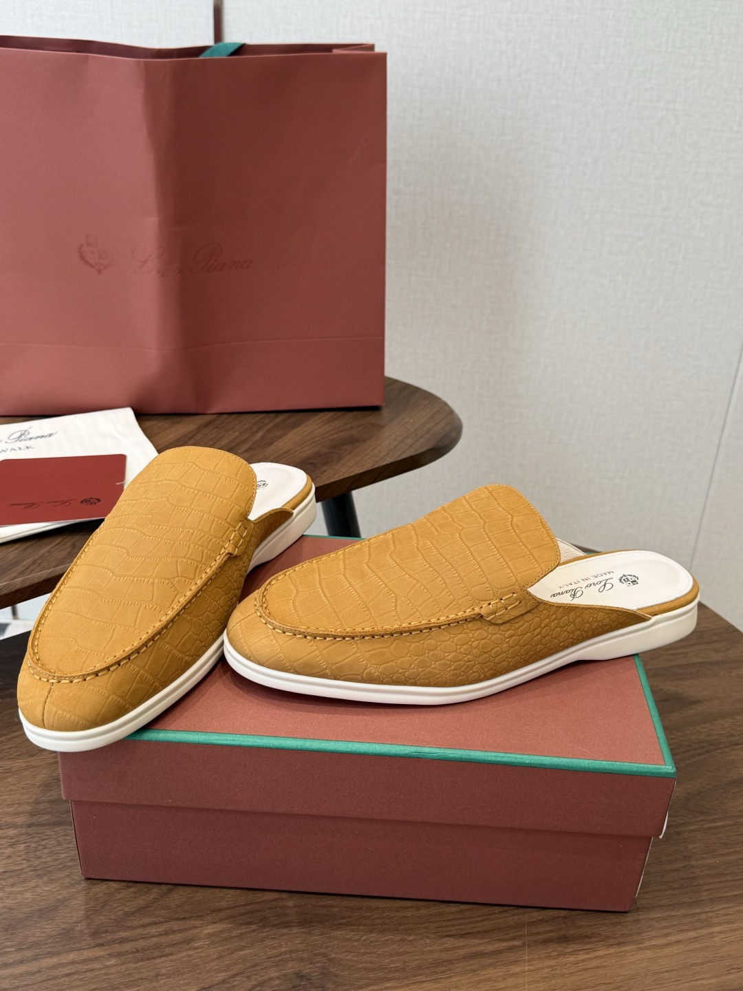 Loro Piana 秋季散步 运动 LP半拖 (莞产代工厂原厂底 )随意对比 这款休闲鞋采用Wind纤维针织而成,纯手 Loro Piana 秋季散步 运动 LP半拖 (莞产代工厂原厂底 )随意对比 这款休闲鞋采用Wind纤维针织而成,纯手