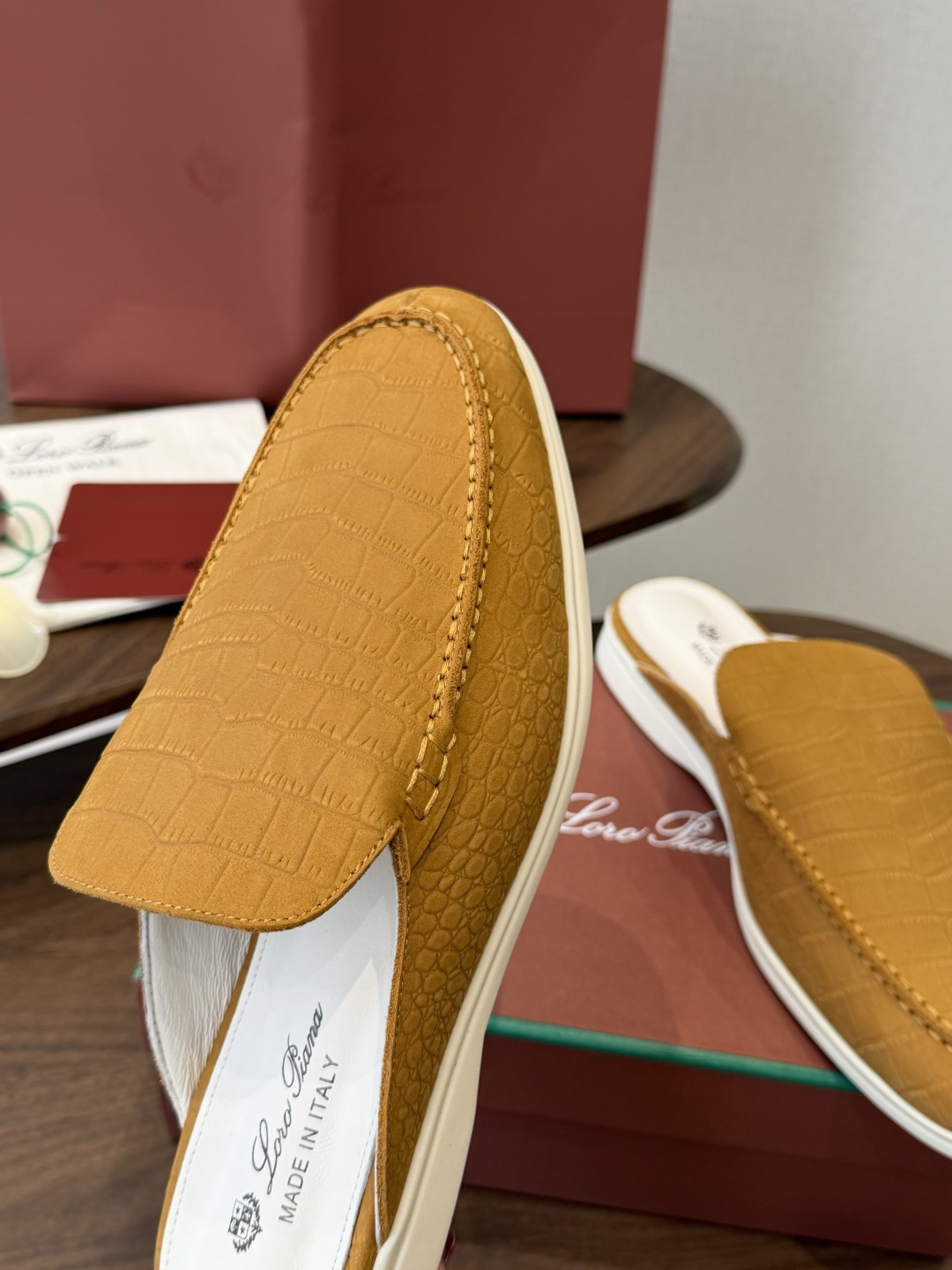 Loro Piana 秋季散步 运动 LP半拖 (莞产代工厂原厂底 )随意对比 这款休闲鞋采用Wind纤维针织而成,纯手 Loro Piana 秋季散步 运动 LP半拖 (莞产代工厂原厂底 )随意对比 这款休闲鞋采用Wind纤维针织而成,纯手