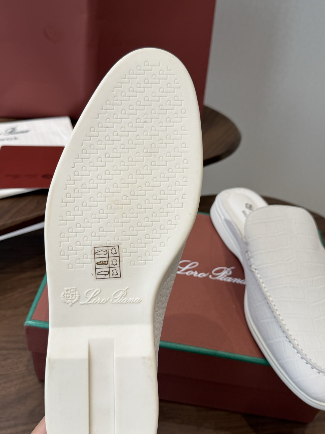 Loro Piana 秋季散步 运动 LP半拖 （莞产代工厂原厂底 ）随意对比 这款休闲鞋采用Wind纤维针织而成，纯手