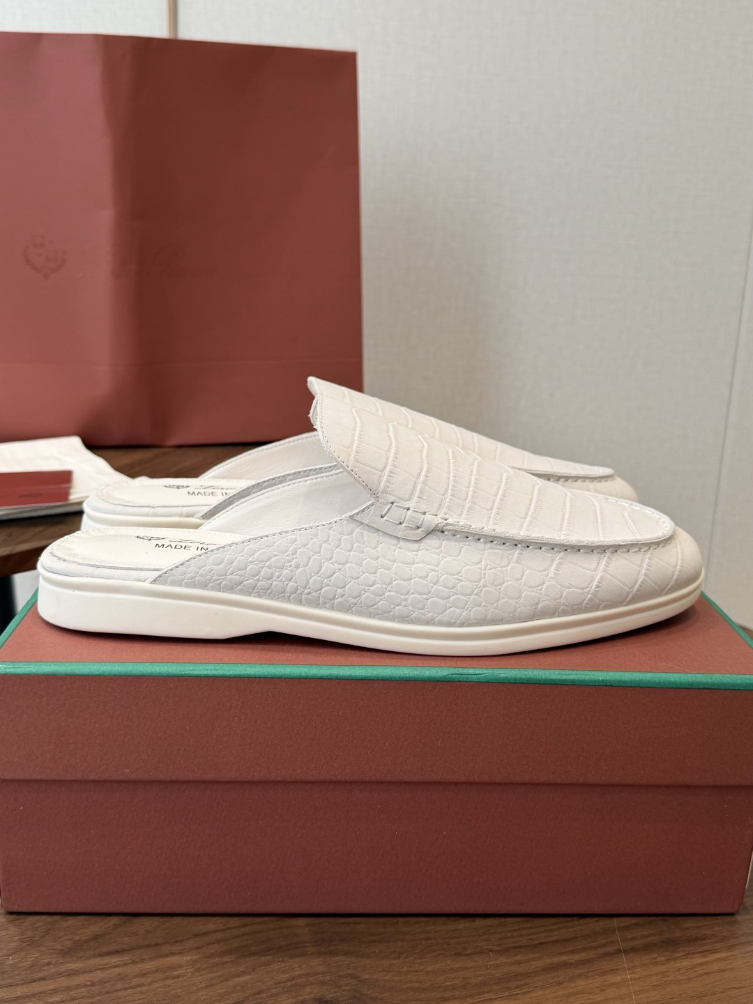 Loro Piana 秋季散步 运动 LP半拖 （莞产代工厂原厂底 ）随意对比 这款休闲鞋采用Wind纤维针织而成，纯手