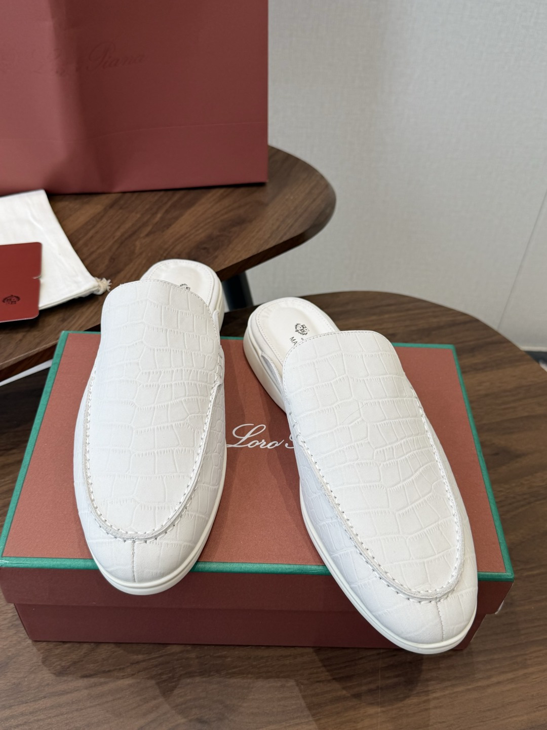 Loro Piana 秋季散步 运动 LP半拖 （莞产代工厂原厂底 ）随意对比 这款休闲鞋采用Wind纤维针织而成，纯手