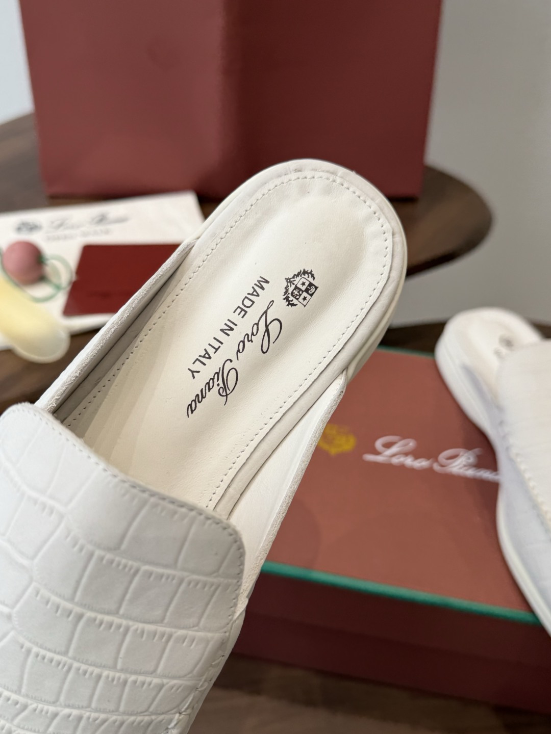 Loro Piana 秋季散步 运动 LP半拖 （莞产代工厂原厂底 ）随意对比 这款休闲鞋采用Wind纤维针织而成，纯手