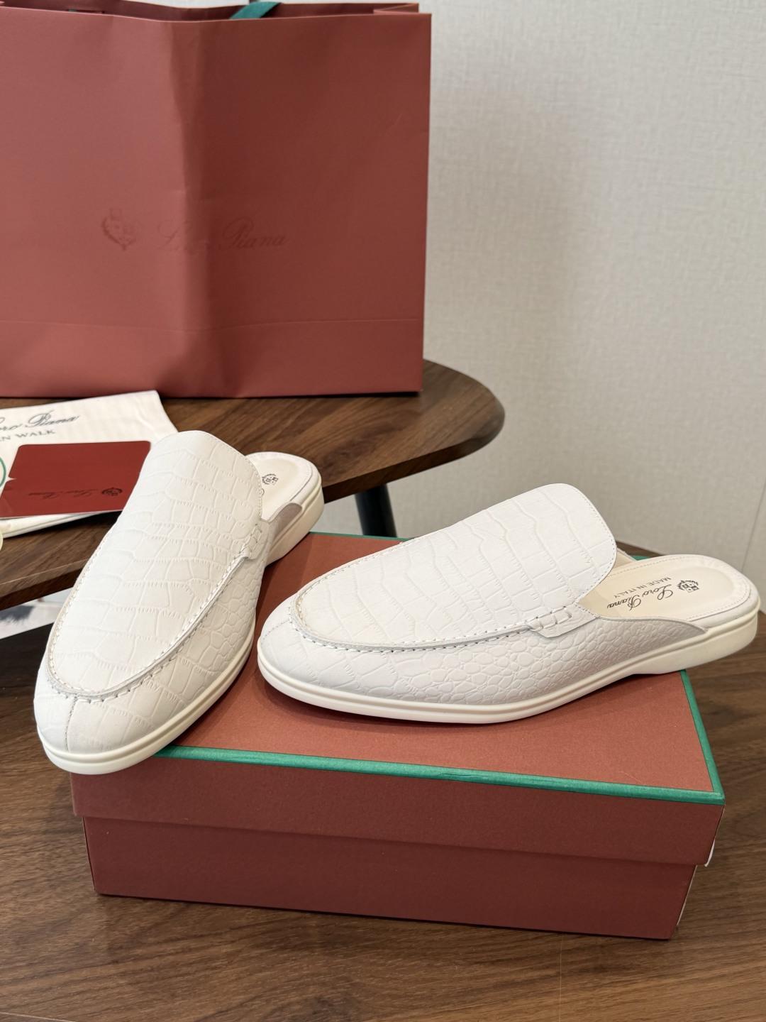 Loro Piana 秋季散步 运动 LP半拖 （莞产代工厂原厂底 ）随意对比 这款休闲鞋采用Wind纤维针织而成，纯手