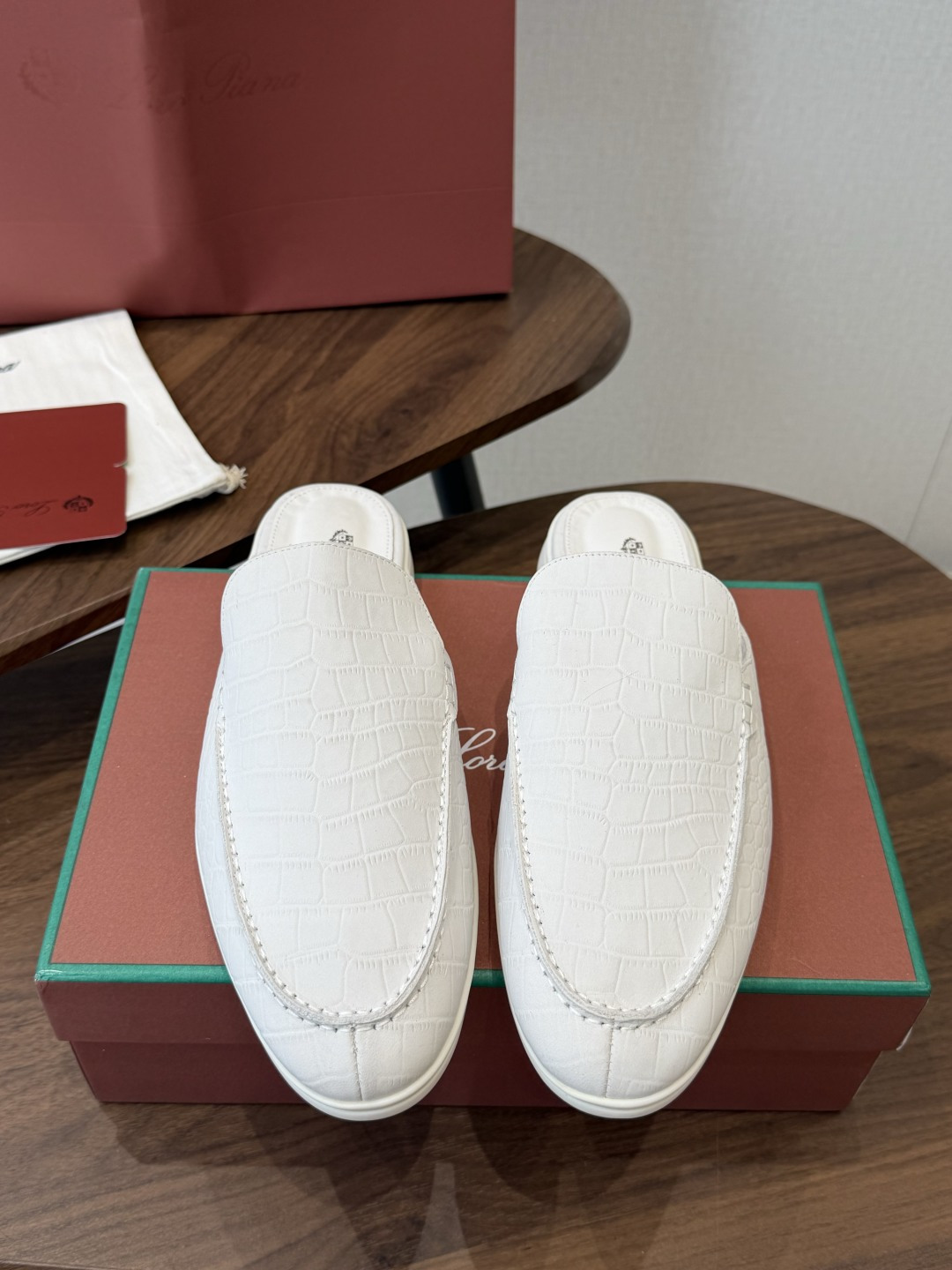 Loro Piana 秋季散步 运动 LP半拖 （莞产代工厂原厂底 ）随意对比 这款休闲鞋采用Wind纤维针织而成，纯手