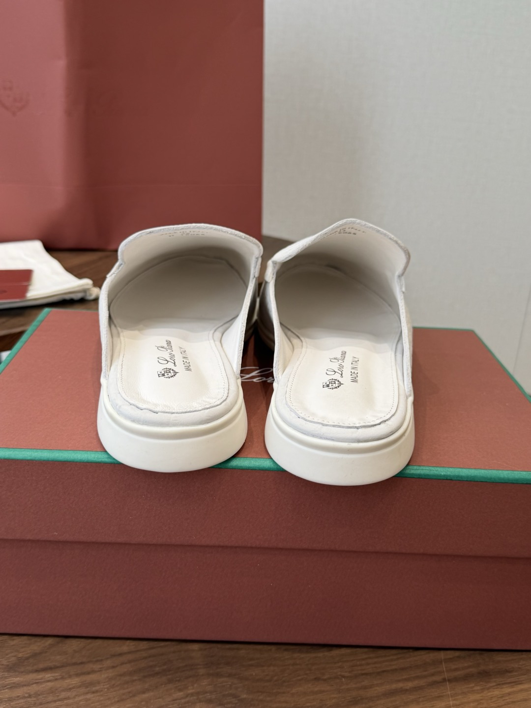 Loro Piana 秋季散步 运动 LP半拖 （莞产代工厂原厂底 ）随意对比 这款休闲鞋采用Wind纤维针织而成，纯手