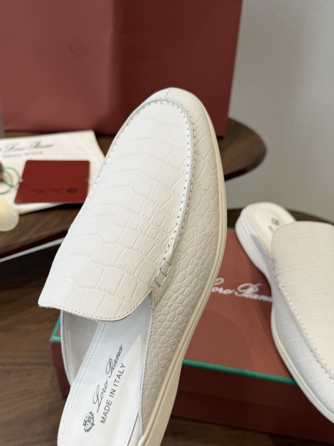 Loro Piana 秋季散步 运动 LP半拖 （莞产代工厂原厂底 ）随意对比 这款休闲鞋采用Wind纤维针织而成，纯手
