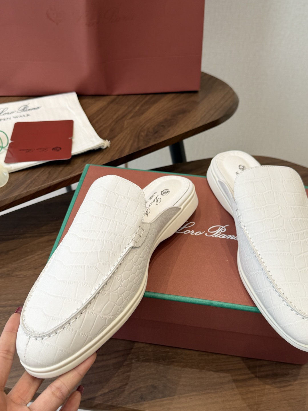 Loro Piana 秋季散步 运动 LP半拖 （莞产代工厂原厂底 ）随意对比 这款休闲鞋采用Wind纤维针织而成，纯手