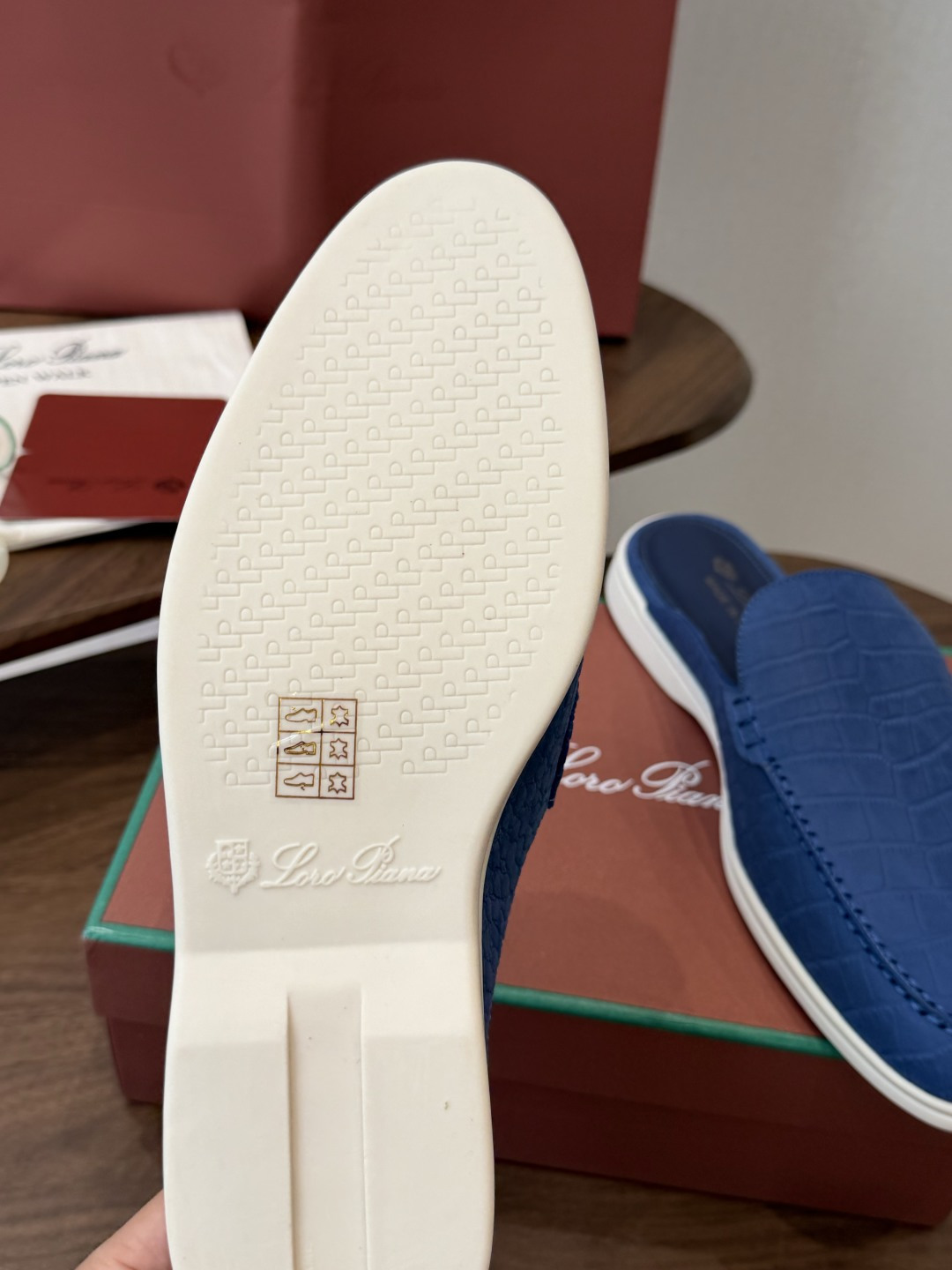 Loro Piana 秋季散步 运动 LP半拖 （莞产代工厂原厂底 ）随意对比 这款休闲鞋采用Wind纤维针织而成，纯手