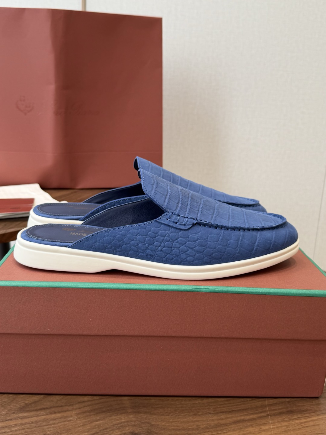 Loro Piana 秋季散步 运动 LP半拖 （莞产代工厂原厂底 ）随意对比 这款休闲鞋采用Wind纤维针织而成，纯手