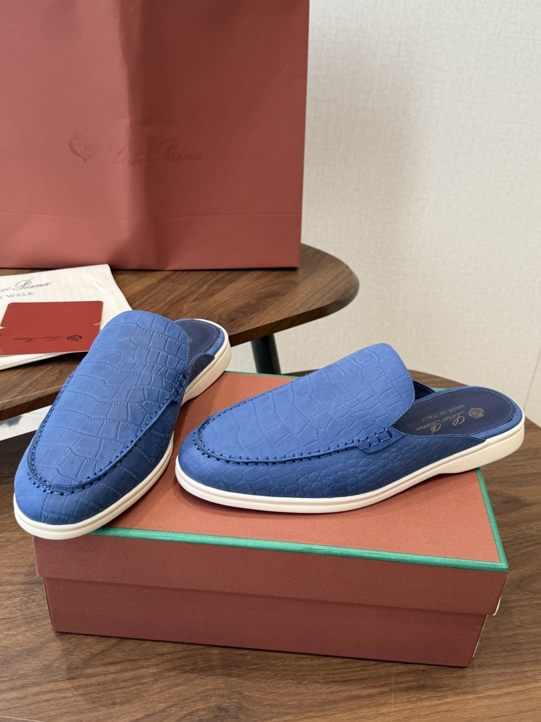 Loro Piana 秋季散步 运动 LP半拖 （莞产代工厂原厂底 ）随意对比 这款休闲鞋采用Wind纤维针织而成，纯手