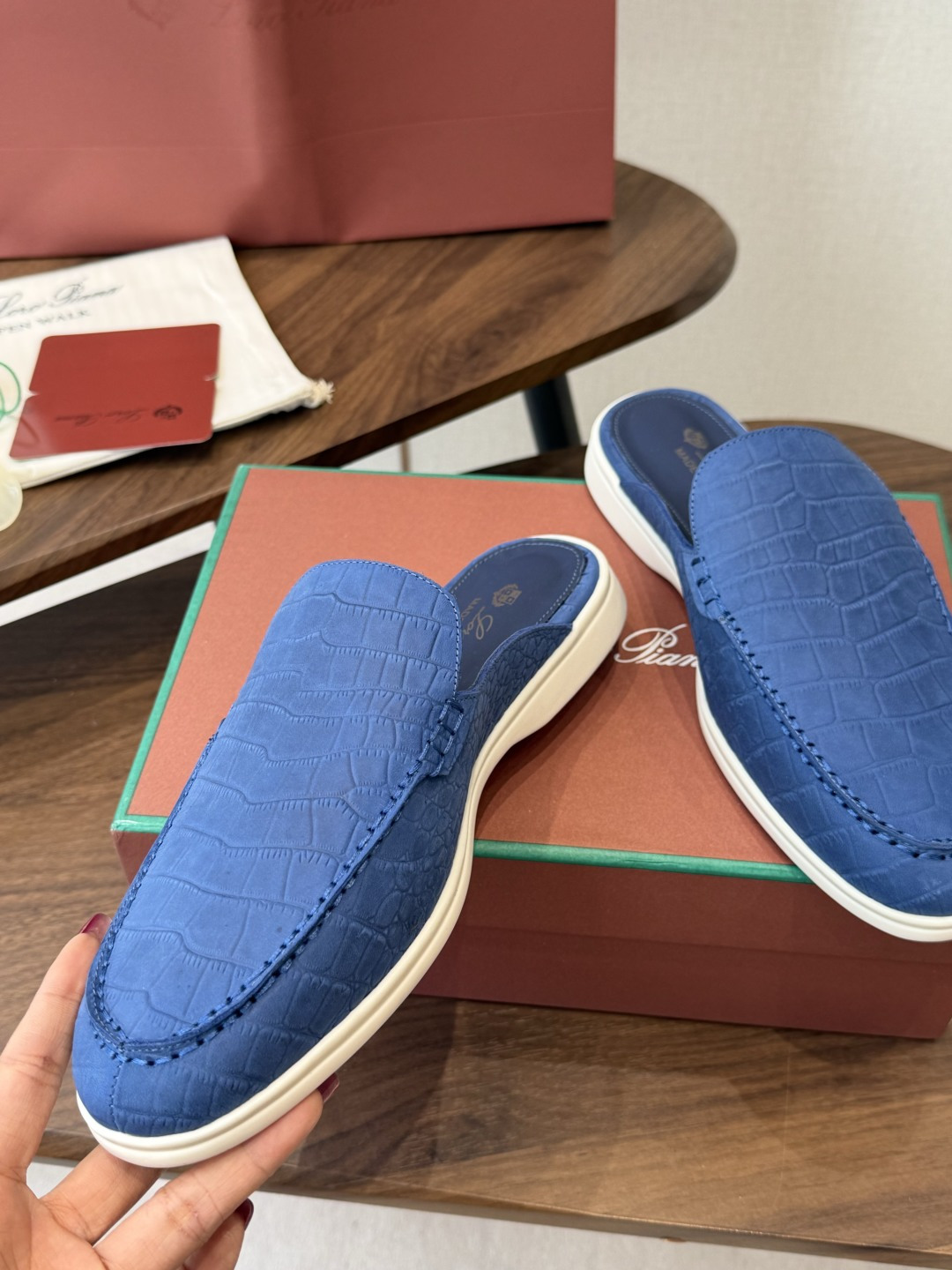 Loro Piana 秋季散步 运动 LP半拖 （莞产代工厂原厂底 ）随意对比 这款休闲鞋采用Wind纤维针织而成，纯手