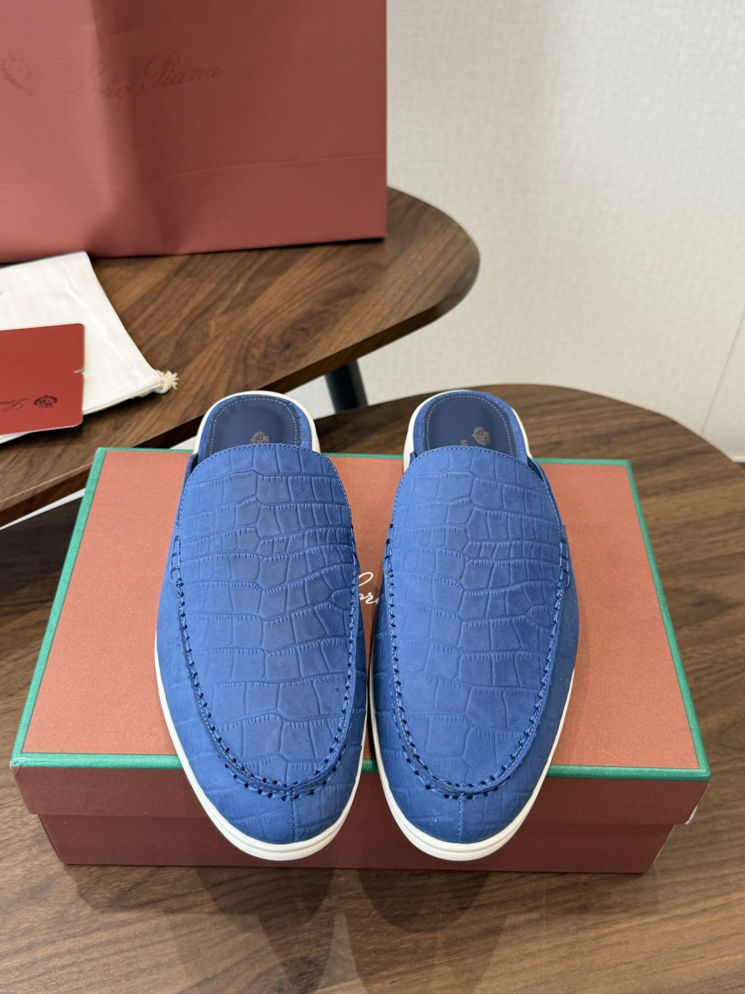 Loro Piana 秋季散步 运动 LP半拖 （莞产代工厂原厂底 ）随意对比 这款休闲鞋采用Wind纤维针织而成，纯手