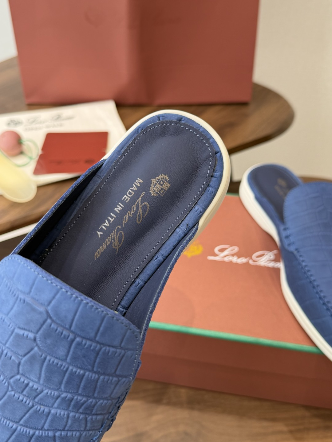 Loro Piana 秋季散步 运动 LP半拖 （莞产代工厂原厂底 ）随意对比 这款休闲鞋采用Wind纤维针织而成，纯手