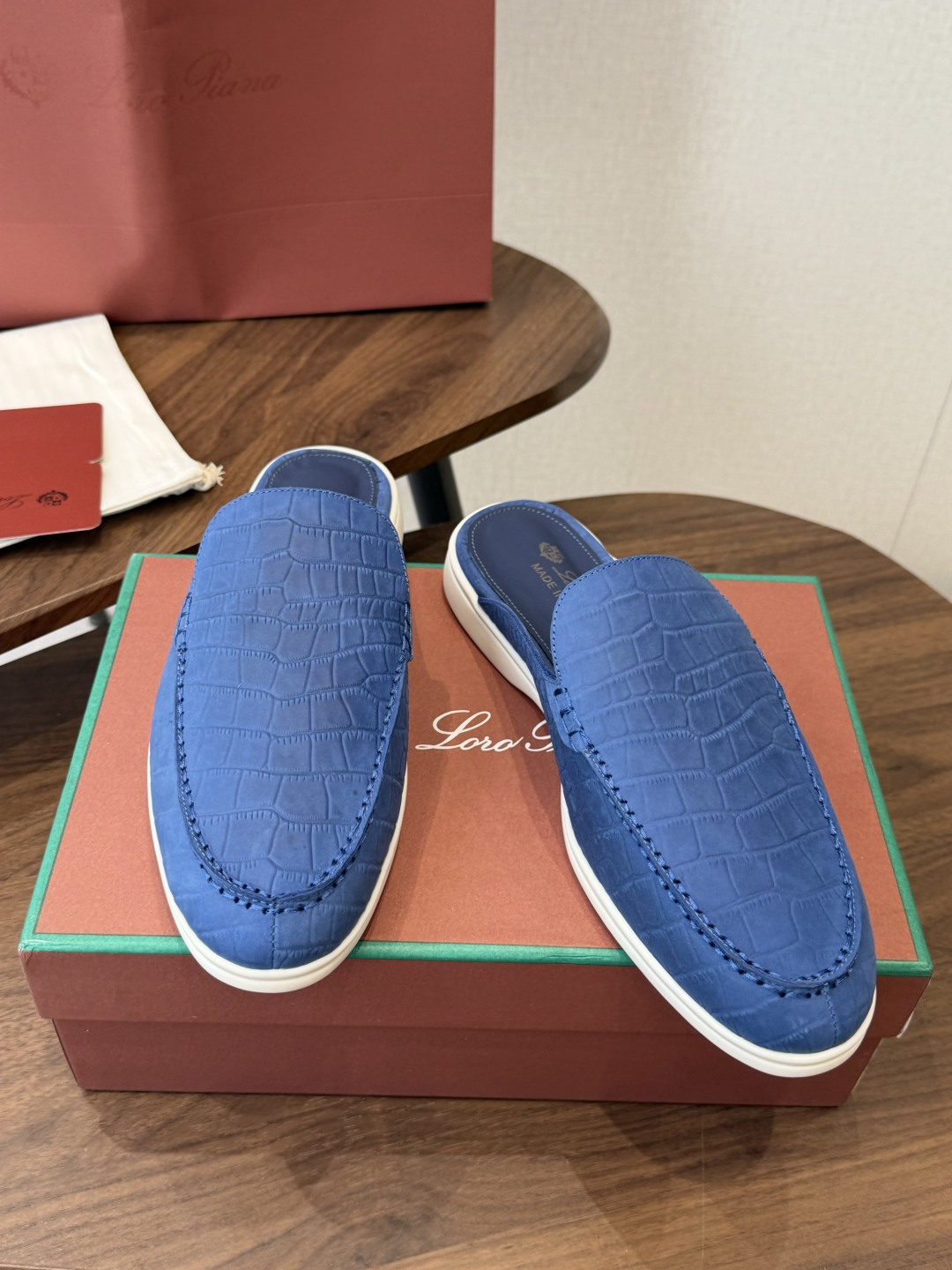 Loro Piana 秋季散步 运动 LP半拖 （莞产代工厂原厂底 ）随意对比 这款休闲鞋采用Wind纤维针织而成，纯手