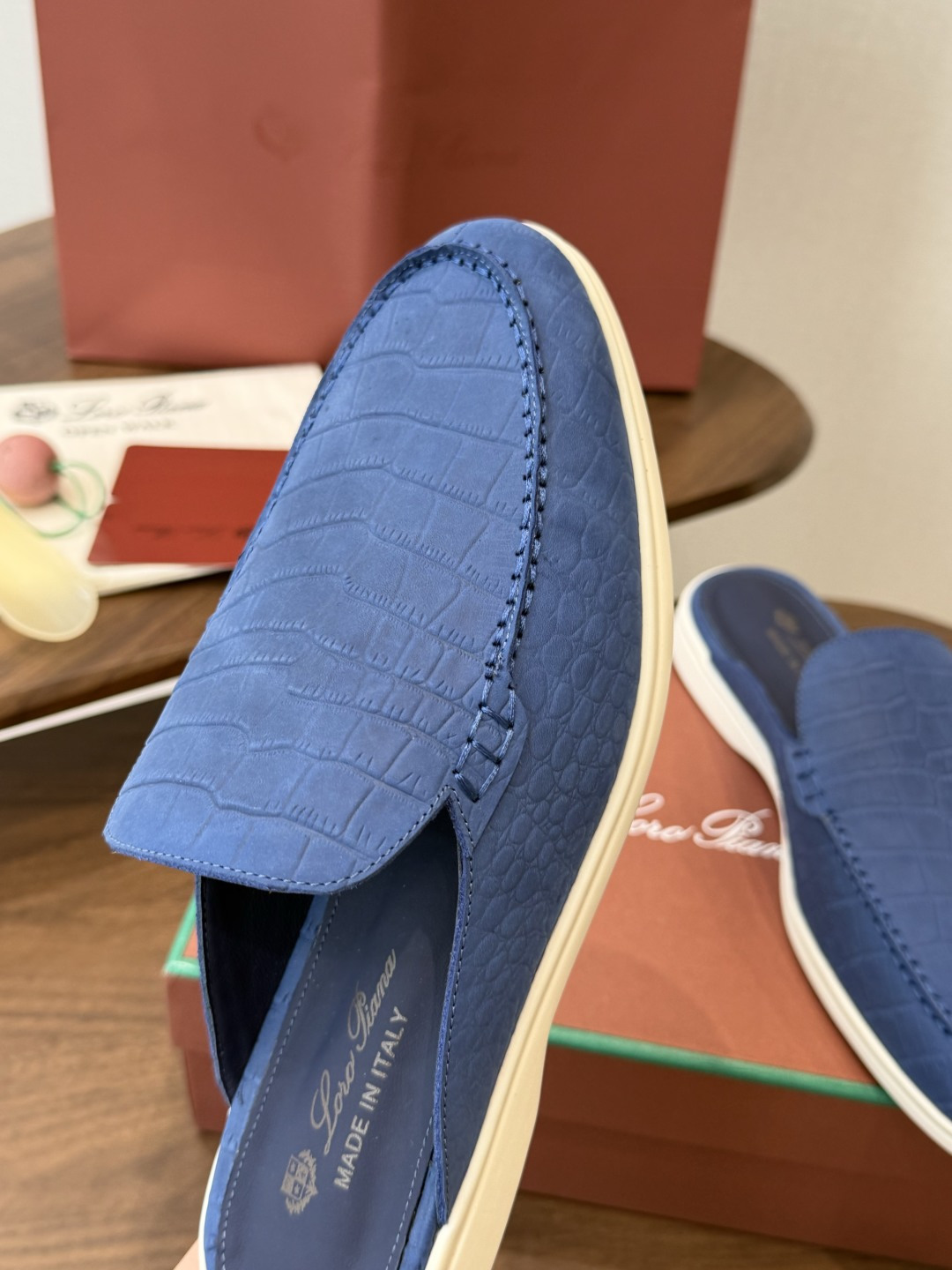 Loro Piana 秋季散步 运动 LP半拖 （莞产代工厂原厂底 ）随意对比 这款休闲鞋采用Wind纤维针织而成，纯手