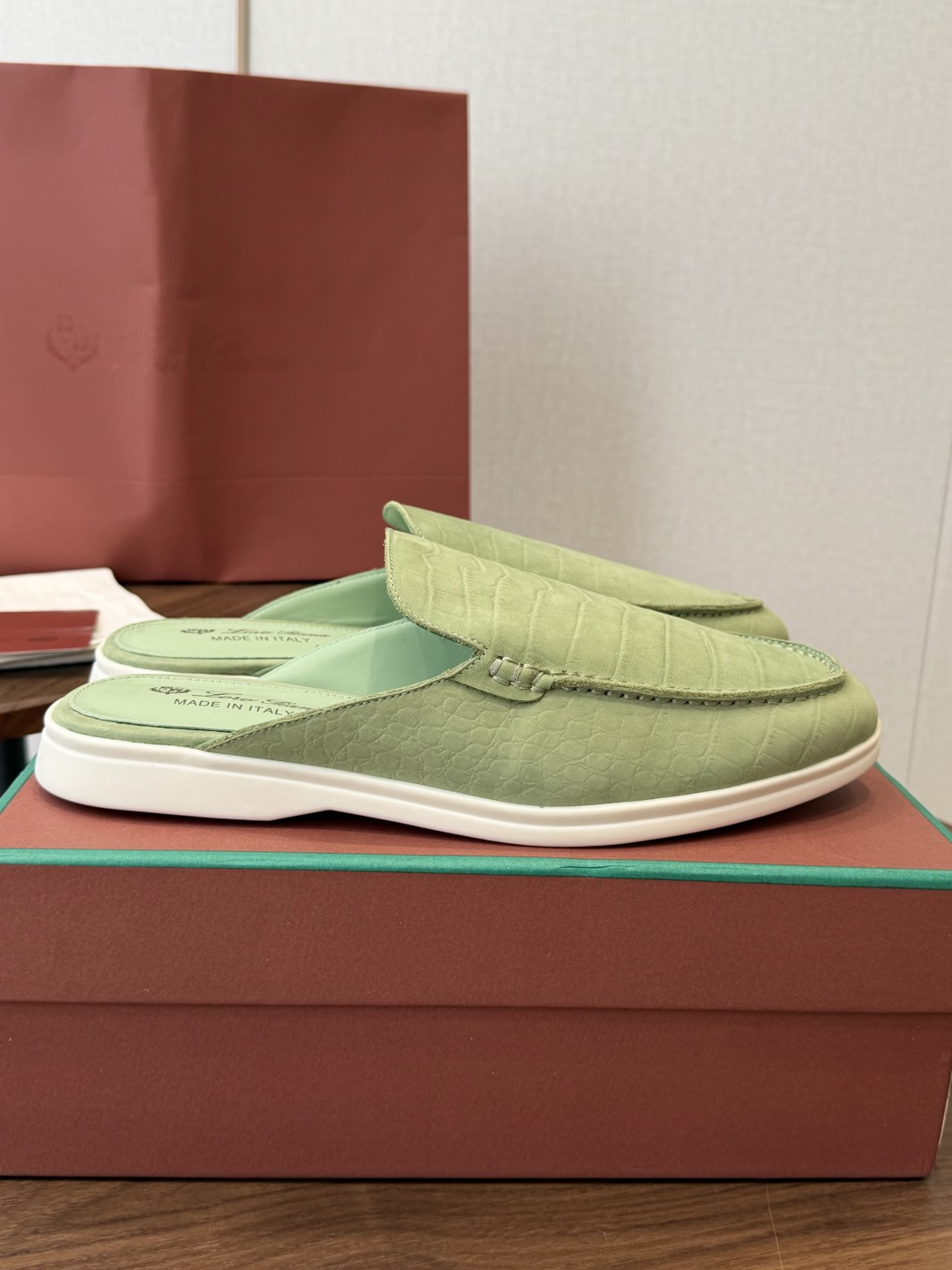 Loro Piana 秋季散步 运动 LP半拖 (莞产代工厂原厂底 )随意对比 这款休闲鞋采用Wind纤维针织而成,纯手 Loro Piana 秋季散步 运动 LP半拖 (莞产代工厂原厂底 )随意对比 这款休闲鞋采用Wind纤维针织而成,纯手