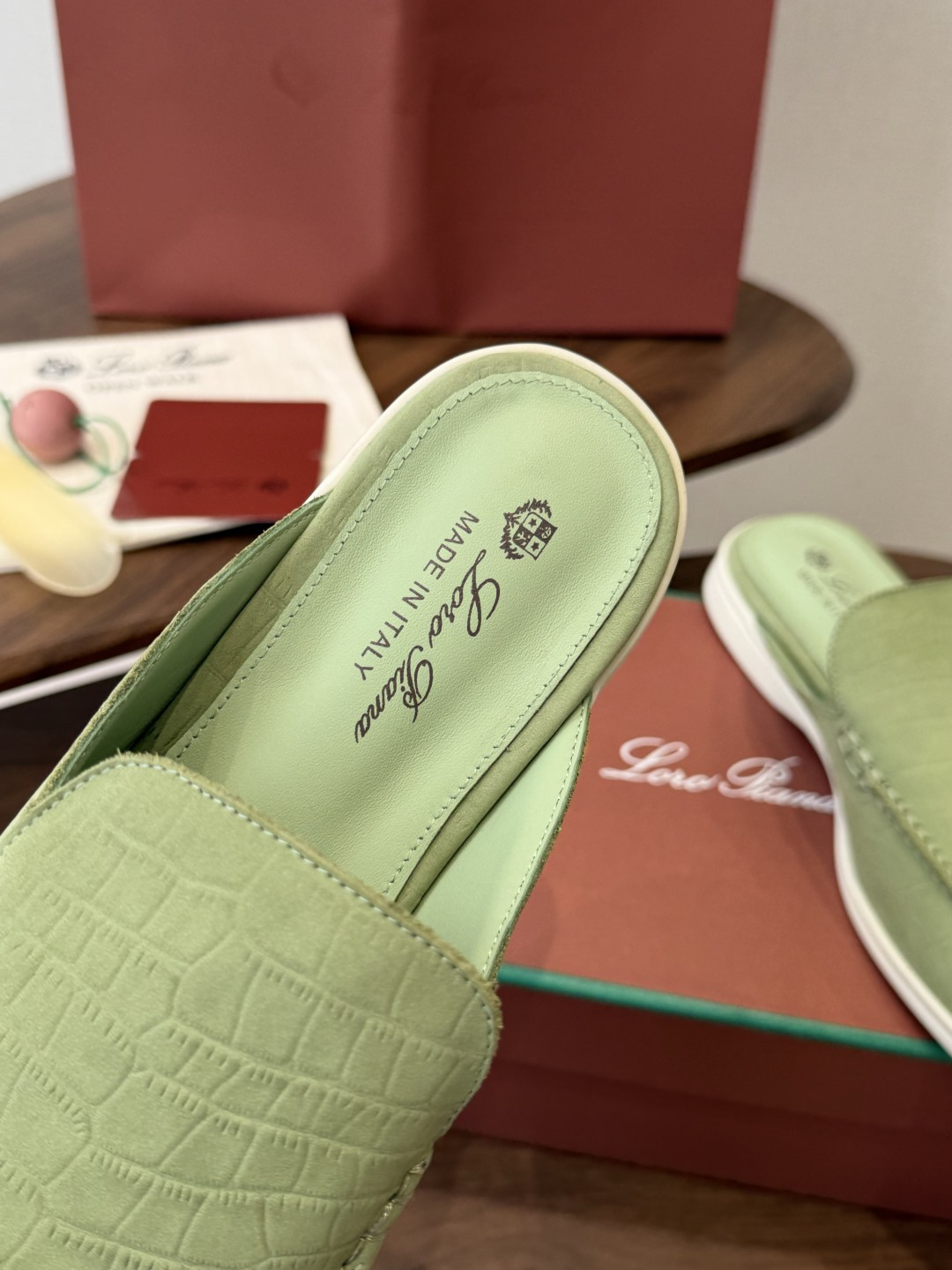 Loro Piana 秋季散步 运动 LP半拖 (莞产代工厂原厂底 )随意对比 这款休闲鞋采用Wind纤维针织而成,纯手 Loro Piana 秋季散步 运动 LP半拖 (莞产代工厂原厂底 )随意对比 这款休闲鞋采用Wind纤维针织而成,纯手