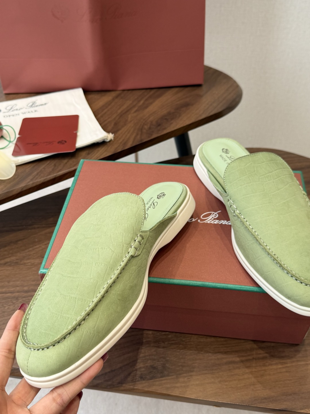 Loro Piana 秋季散步 运动 LP半拖 (莞产代工厂原厂底 )随意对比 这款休闲鞋采用Wind纤维针织而成,纯手 Loro Piana 秋季散步 运动 LP半拖 (莞产代工厂原厂底 )随意对比 这款休闲鞋采用Wind纤维针织而成,纯手