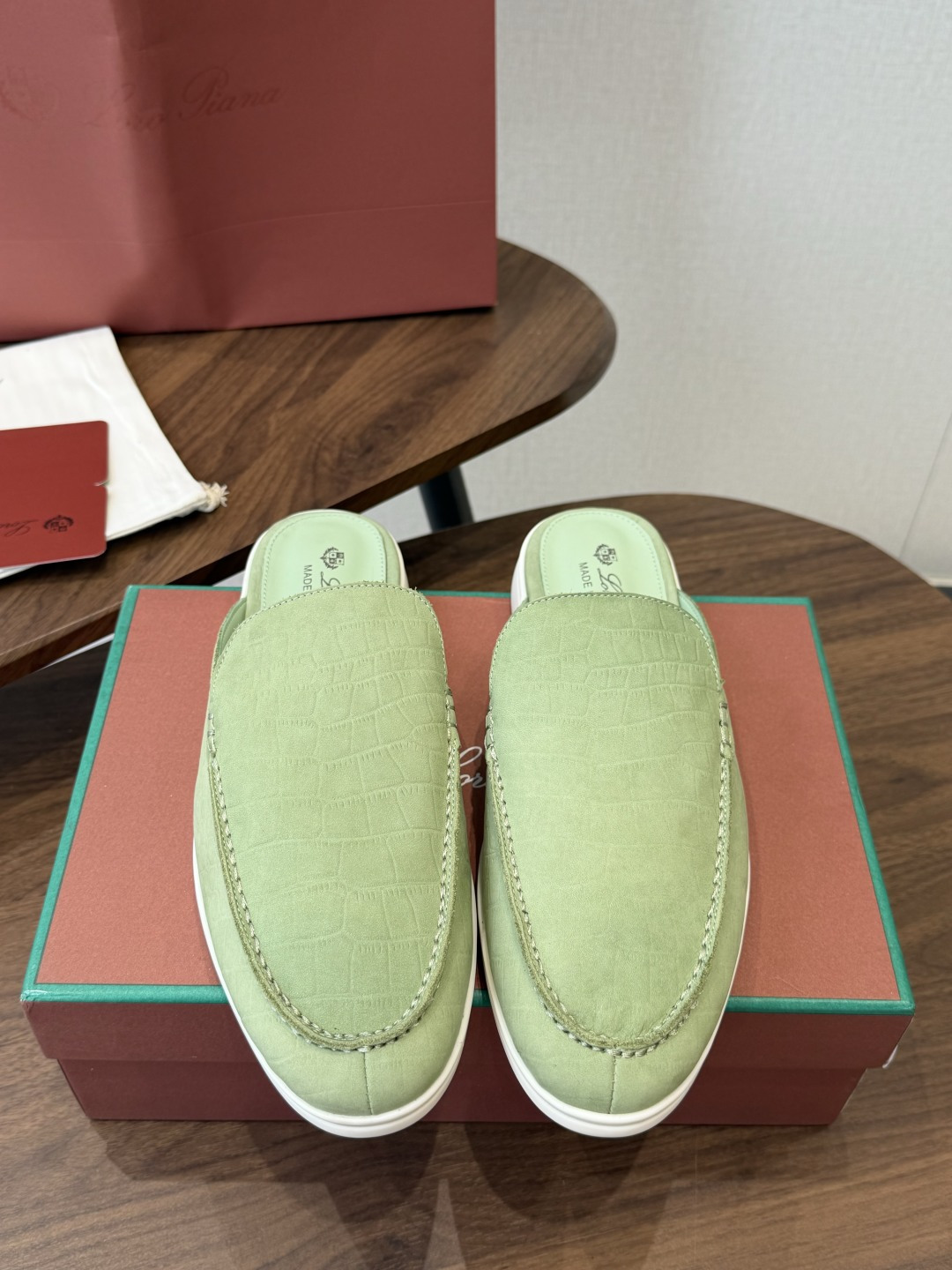 Loro Piana 秋季散步 运动 LP半拖 （莞产代工厂原厂底 ）随意对比 这款休闲鞋采用Wind纤维针织而成，纯手