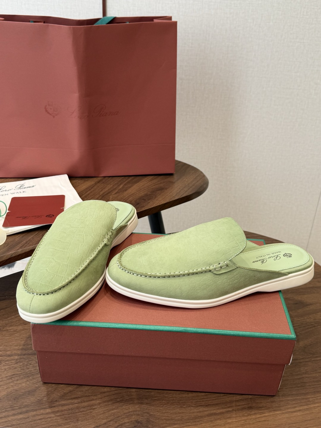 Loro Piana 秋季散步 运动 LP半拖 (莞产代工厂原厂底 )随意对比 这款休闲鞋采用Wind纤维针织而成,纯手 Loro Piana 秋季散步 运动 LP半拖 (莞产代工厂原厂底 )随意对比 这款休闲鞋采用Wind纤维针织而成,纯手